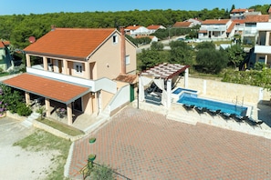 Villa familiar, varias habitaciones (Coastal Paradise Villa with Pool) | Exterior