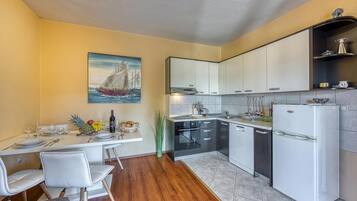 Familienvilla, 4 Schlafzimmer, Balkon (Coastal Paradise Villa with Pool) | Eigene Küche | Esstisch