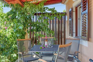 Villa familiar, varias habitaciones (Coastal Paradise Villa with Pool) | Restaurante al aire libre