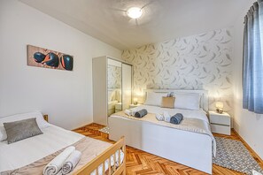 4 bedrooms, laptop workspace, iron/ironing board, free WiFi - Coastal Paradise Villa With Pool (Sveti Filip i Jakov)