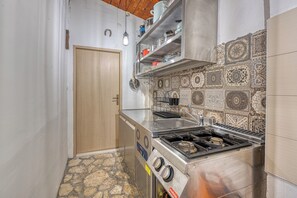 Villa familiar, varias habitaciones (Coastal Paradise Villa with Pool) | Cocina privada | Refrigerador, horno, parrilla de estufa y lavavajillas 