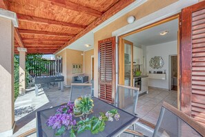 Familienvilla, Mehrere Schlafzimmer (Coastal Paradise Villa with Pool) | Speisen im Freien