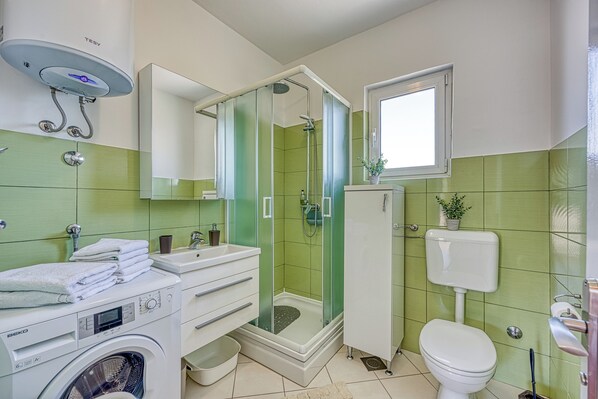 Family Villa, Multiple Bedrooms (Coastal Paradise Villa with Pool) | Bathroom