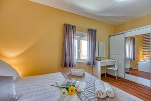 Familienvilla, Mehrere Schlafzimmer (Coastal Paradise Villa with Pool) | 4 Schlafzimmer, laptopgeeigneter Arbeitsplatz, Bügeleisen/Bügelbrett