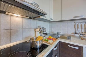 Villa familiar, varias habitaciones (Coastal Paradise Villa with Pool) | Cocina privada | Refrigerador, horno, parrilla de estufa y lavavajillas 