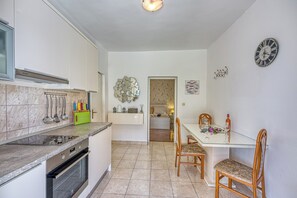 Villa familiar, varias habitaciones (Coastal Paradise Villa with Pool) | Cocina privada | Refrigerador, horno, parrilla de estufa y lavavajillas 