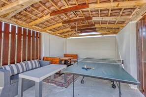 Villa familiar, varias habitaciones (Coastal Paradise Villa with Pool) | Sala de juegos