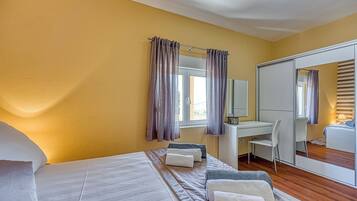 Familienvilla, Mehrere Schlafzimmer (Coastal Paradise Villa with Pool) | 4 Schlafzimmer, laptopgeeigneter Arbeitsplatz, Bügeleisen/Bügelbrett