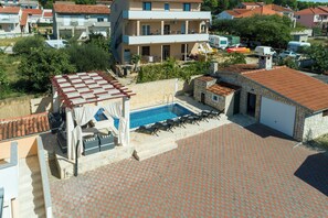 Vila Keluarga, beberapa kamar (Coastal Paradise Villa with Pool) | Eksterior