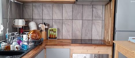 Réfrigérateur, micro-ondes, four, plaque de cuisson