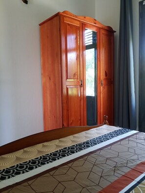 2 habitaciones, escritorio y tabla de planchar con plancha 