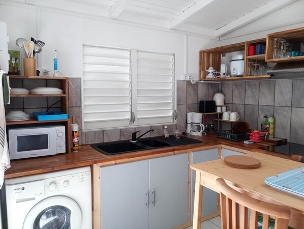 Fridge, microwave, oven, stovetop - 36 Baltazia - 3-star rental in Sainte-Anne, Guadeloupe (Sainte-Anne)
