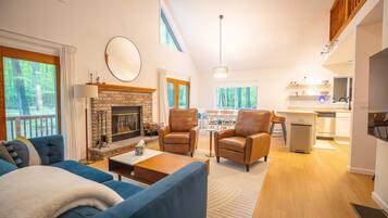 智能电视、壁炉、电子游戏、书