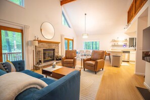 Smart TV, fireplace, video games, books - Escape to Winter-Chard Lake Forest Chalet — Your Northern Michigan Basecamp (Roscommon)