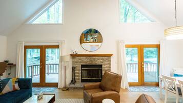 智能电视、壁炉、电子游戏、书