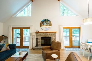 Smart TV, fireplace, video games, books - Escape to Winter-Chard Lake Forest Chalet — Your Northern Michigan Basecamp (Roscommon)