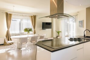 Vila | Cozinha privada | Geladeira grande, micro-ondas, fogão, lava-louças