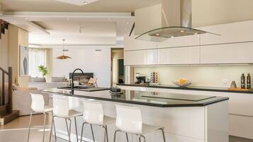 Huvila | Yksityinen keittiö | Täysikokoinen jääkaappi, mikroaaltouuni, uuni, astianpesukone