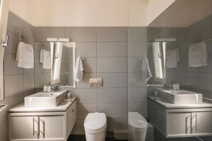 Toalettartikler (inkludert), hårføner, håndklær og såpe