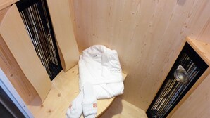 A small wooden room with a shelf containing a white shirt and white socks. - Traumhafte Wohnung Über Zwei Ebenen mit Infrarotkabine, Balkon und Terrasse (Göhren-Lebbin)