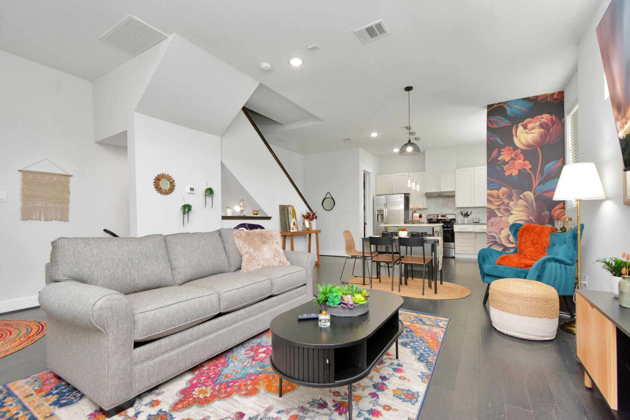 Vintage Home - Pet Friendly - Private Garage & Yard - Central Location