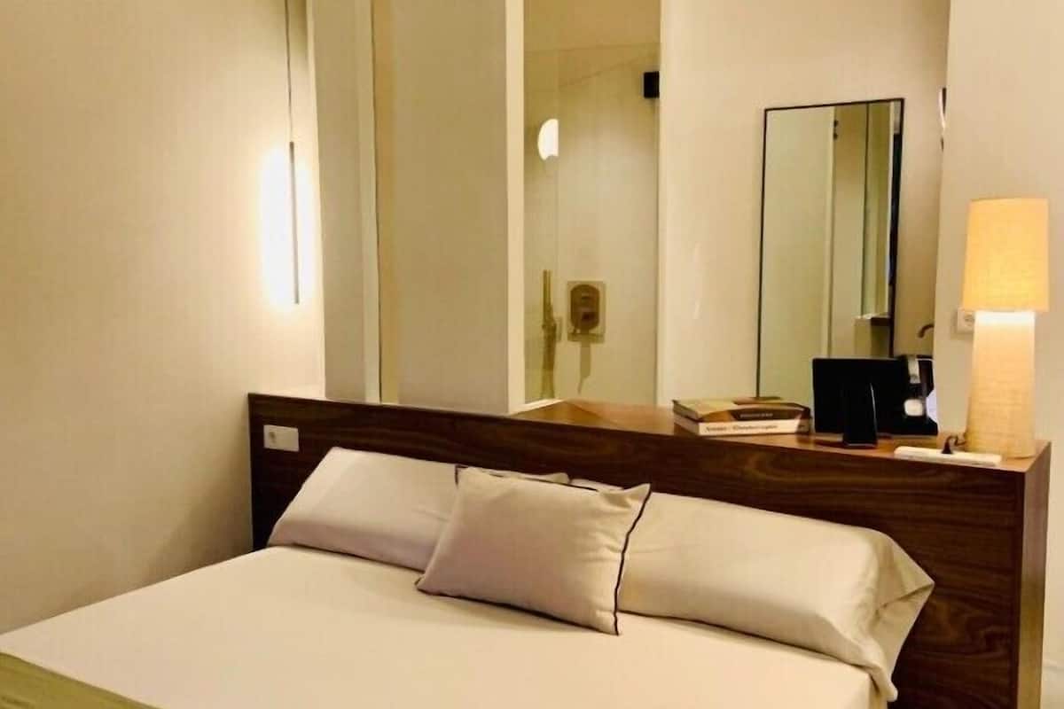 Habitación económica doble, 1 cama de matrimonio grande | Ropa de cama de alta calidad y colchones viscoelásticos
