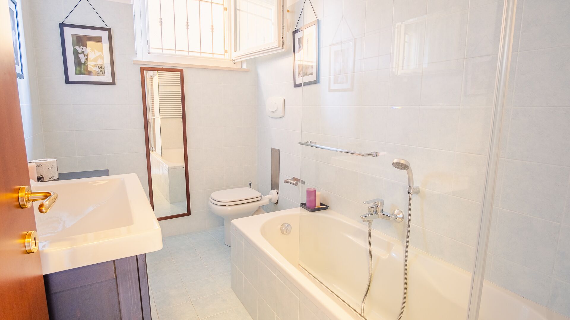 Une salle de bain avec une baignoire, des toilettes et un lavabo.
