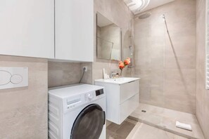 Shower, hair dryer, towels