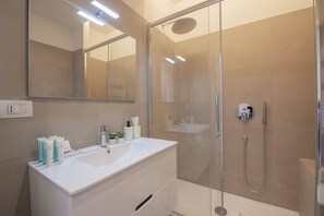 Bruser, hårtørrer, bidet, håndklæder