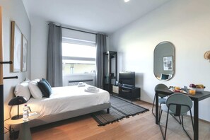 Tabla de planchar con plancha, wifi gratis y ropa de cama 