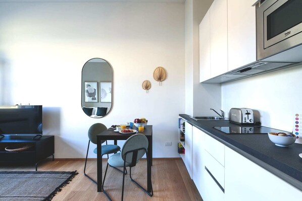 Fridge, microwave, oven, stovetop