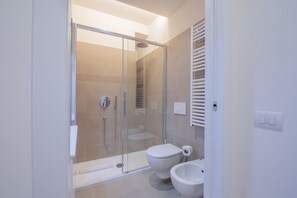 Dusch, hårtork, bidé och handdukar