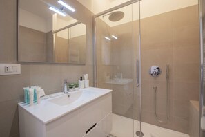 Shower, hair dryer, bidet, towels - Sweett | Classy Duomo X (Milano)