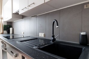 Kühlschrank, Mikrowelle, Ofen, Herdplatte