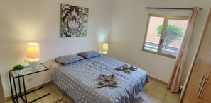 1 dormitorio, tabla de planchar con plancha, wifi y ropa de cama