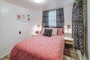 House (2 Bedrooms) | Interior - Newport Cabin on Diamond Lake w/ Private Boat Dock (Newport)