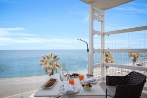 Rom – deluxe, 1 dobbeltseng, terrasse, sjøutsikt | Terrasse/patio