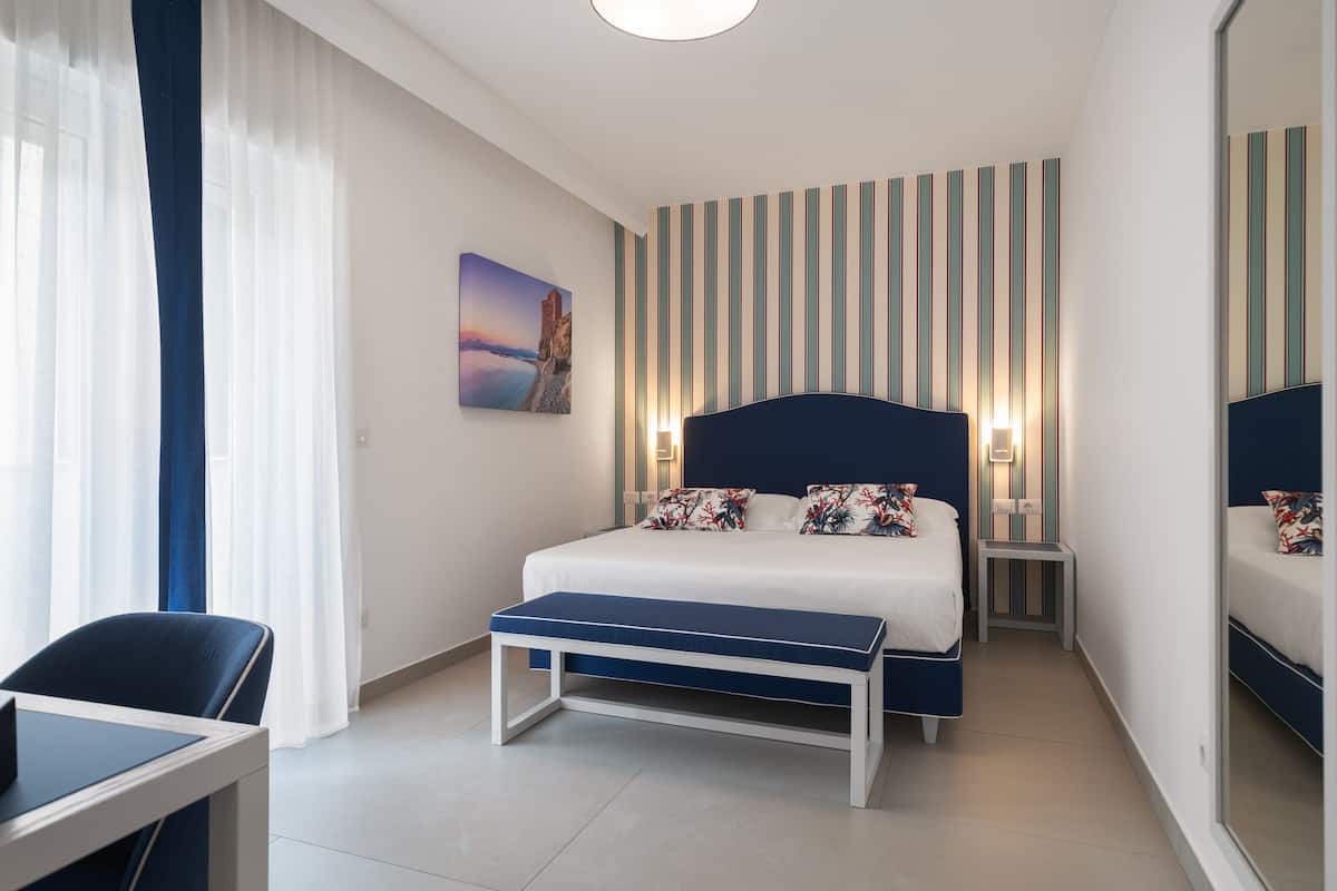 Comfort kamer, 1 tweepersoonsbed, balkon, uitzicht op binnenplaats | 1 slaapkamer, een kluis op de kamer, een bureau, geluiddichte muren