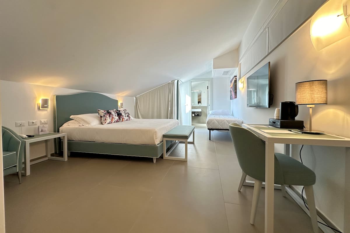 City kamer, 1 tweepersoonsbed, terras, uitzicht op stad | 1 slaapkamer, een kluis op de kamer, een bureau, geluiddichte muren