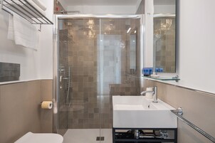 Secador de pelo, bidet, toallas, jabón