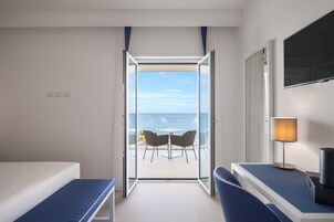 1 habitación, caja de seguridad en la habitación y escritorio