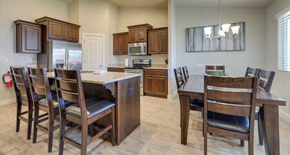 Hurricane Getaway w/ Private Pool, Mtn Views!