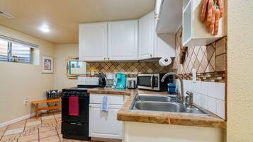 Apartemen (2 Bedrooms) | Dapur pribadi | Peralatan masak/sendok-piring dan tisu