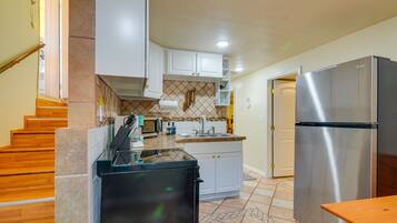 Apartment (2 Bedrooms) | Private kitchen | Cookware/dishes/utensils, paper towels