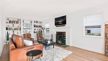 Télévision, cheminée, livres, espaces bureaux