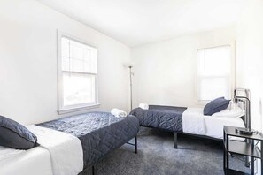 3 chambres, fer et planche à repasser, lit de bébé portatif, Wi-Fi