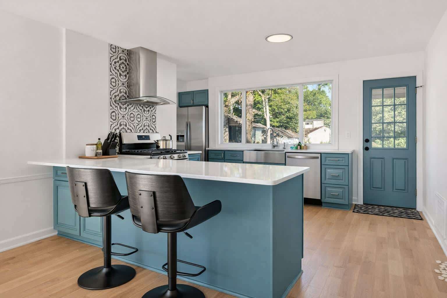 Kjøleskap, mikrobølgeovn, ovn og kokeplater