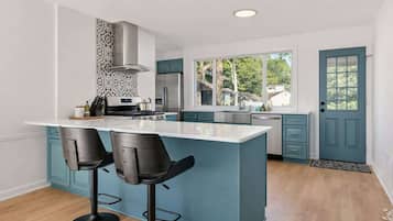 Coffee/tea maker, fridge, microwave, oven