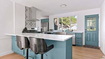 Jääkaappi, mikroaaltouuni, uuni, liesi