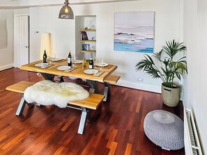 Dining - 3 bedroom accommodation in Plymouth (Plymouth)